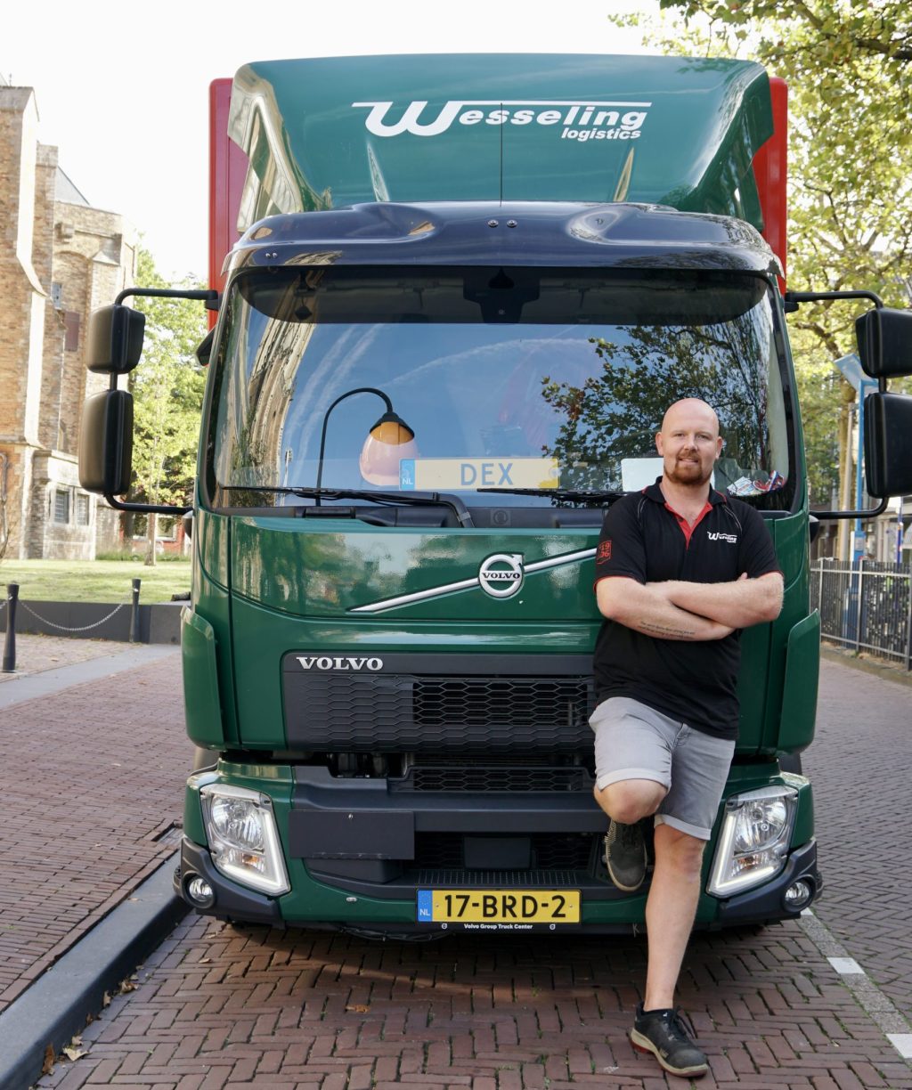 Meerijden op de bakwagen van Donovan Petschi