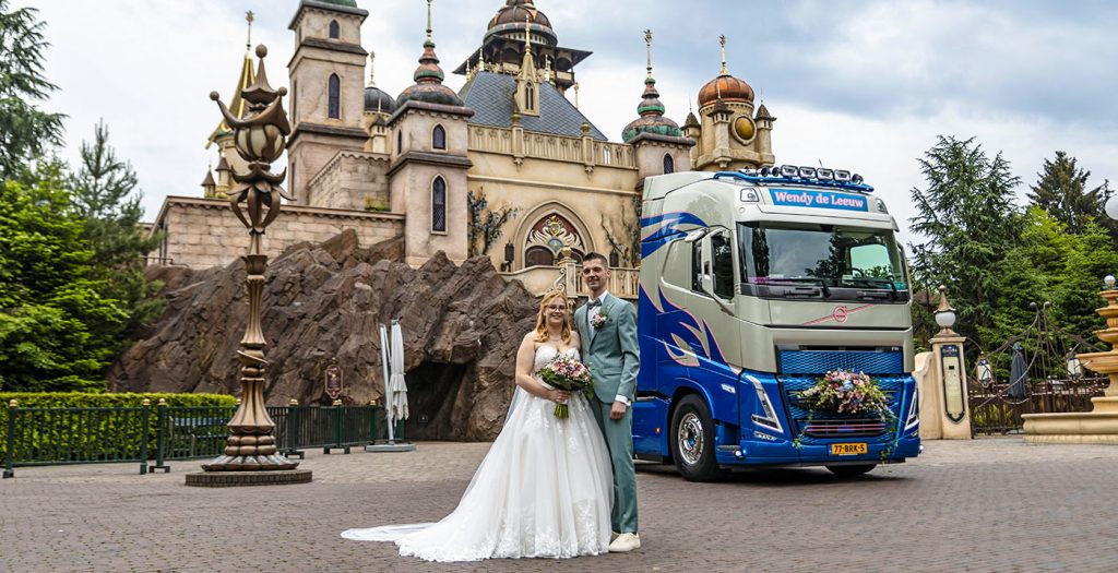 Bijzondere trouwfoto's: met blauw-roze vrachtwagen in de Efteling