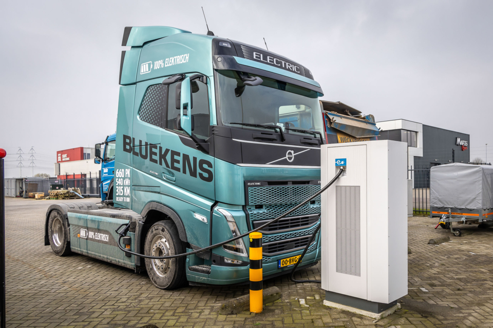 Bluekens voorziet alle vestigingen van laadpunten voor elektrische voertuigen