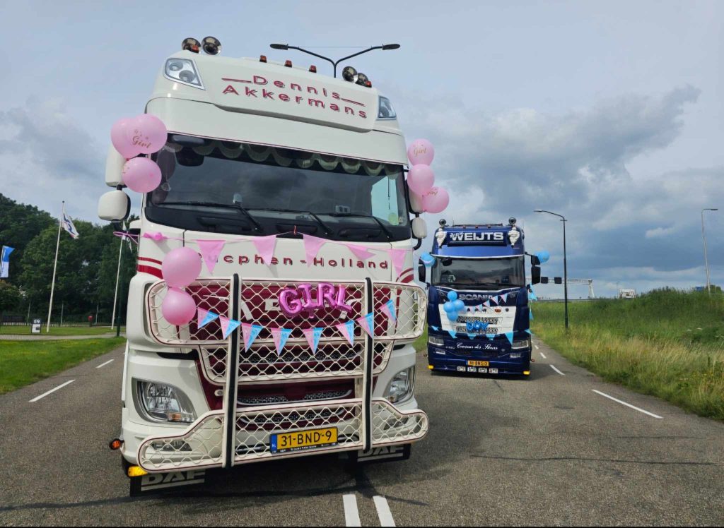 Gender reveal in stijl: truckerskoppel zet vrachtwagens in voor onthulling