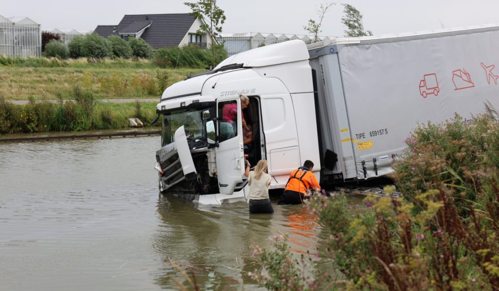 Vrachtwagen raakt te water; hulpdiensten massaal ingezet