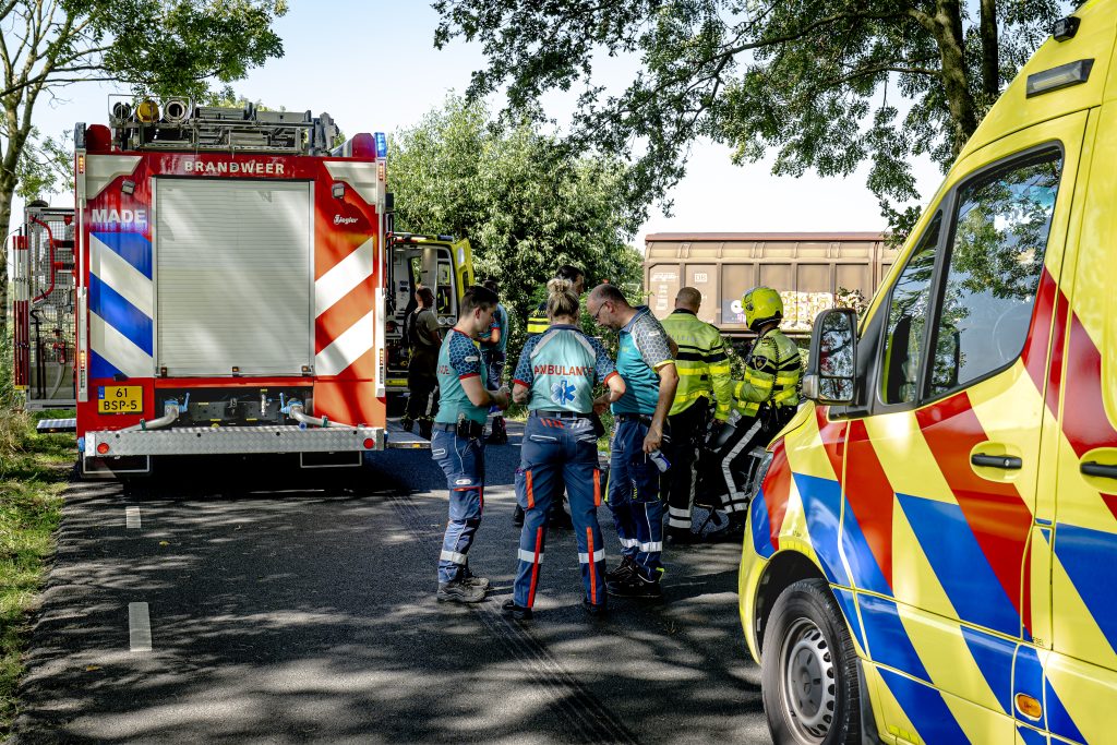 Dode en twee gewonden door aanrijding goederentrein en truck