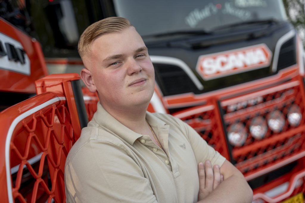 Zingende trucker in spé Dick Fijn (15) hoopt met ‘Dikke Vrachten’ op nieuwe hit