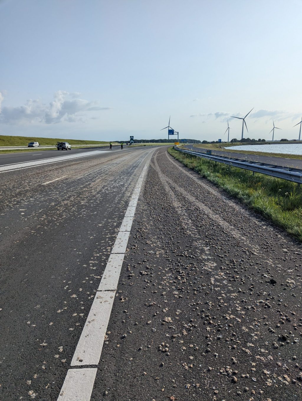 Vrachtwagen verliest lading schelpen op verbindingsweg Afsluitdijk