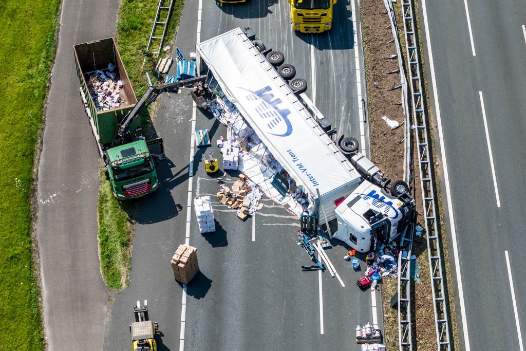 Ruim veertig bekeuringen voor filmen gekantelde vrachtwagen A28