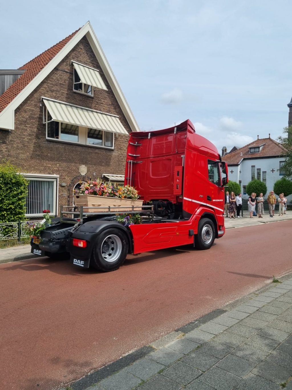 Vrachtwagenchauffeur Tom brengt eerbetoon aan overleden oma: ‘Laatste ritje op de truck’