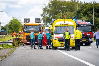 Vrachtwagenchauffeur overleden na aanrijding op vluchtstrook A15