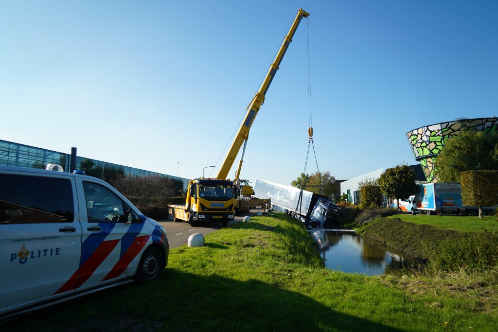 Vrachtwagen te water nadat chauffeur vermoedelijk onwel werd