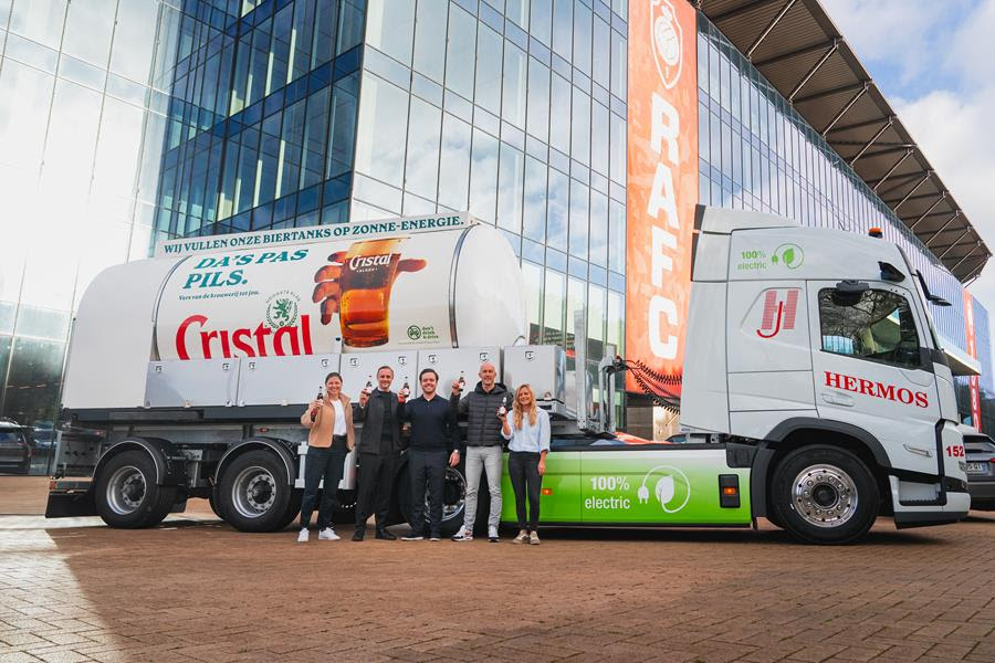 Eerste elektrische tankbiertruck levert bier voor Belgische voetbalwedstrijd