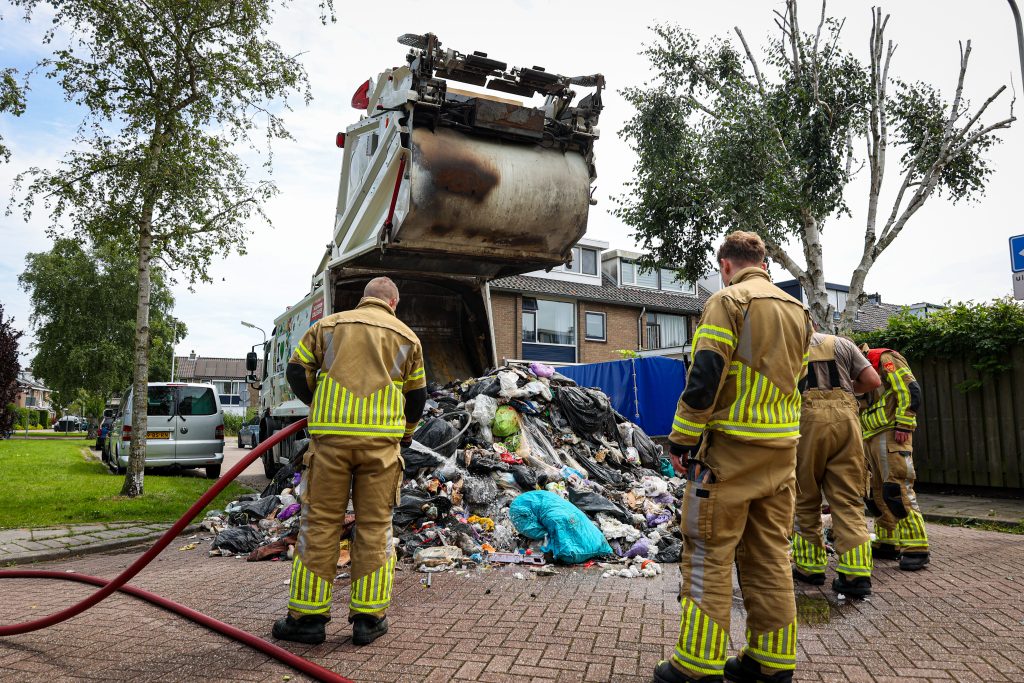 In één week vier keer brand in vuilniswagens vanwege batterijen en accu’s in afval